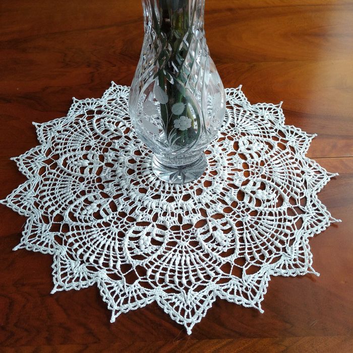Серветка в'язана гачком декор тумби ,столика, колір молочний, білий