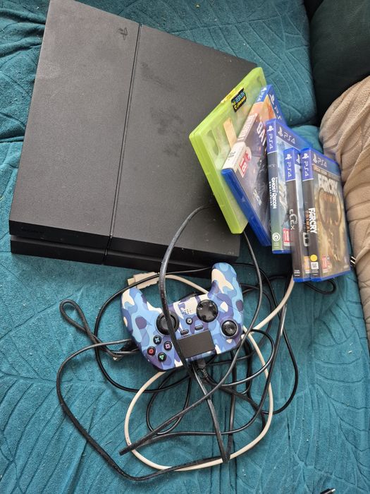 PS4+2 pady,okablowanie+5 gier