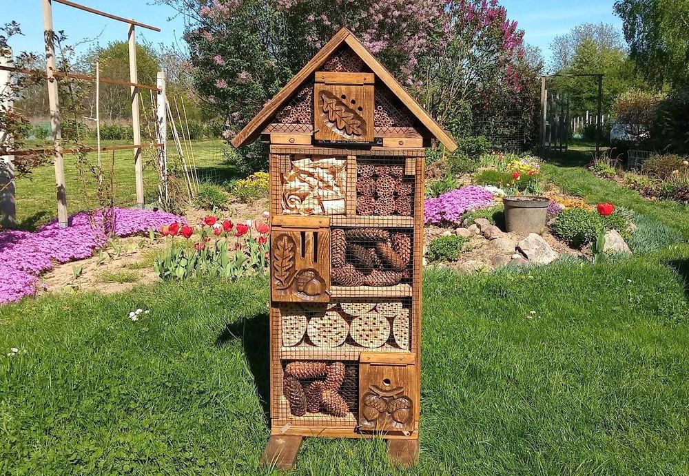 domek dla owadów, hotel dla owadów, rzeźbiony