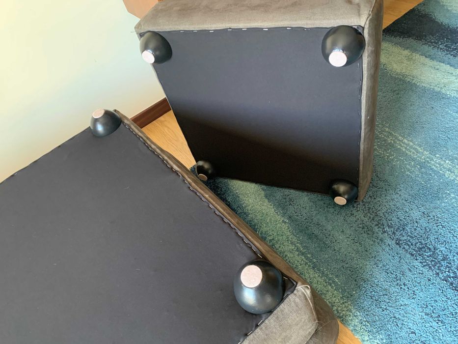 Poltrona, sofá de corpo e meio com pousa pés.