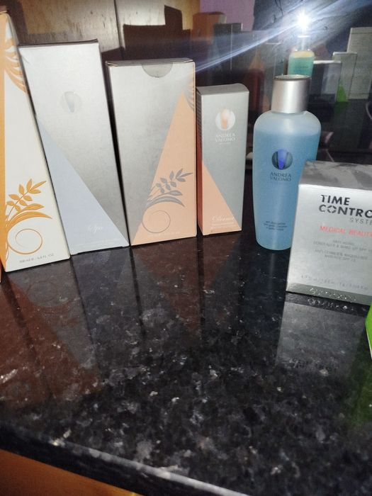 Cosméticos Andrea Volomo duma estética que fechou vendo pela Urgência