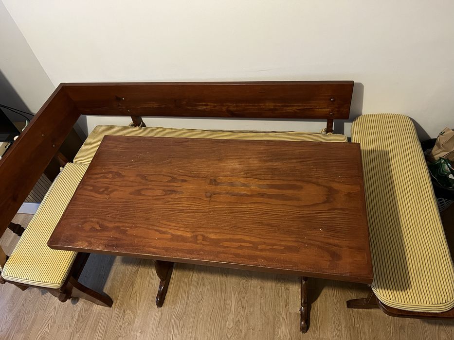 Mesa de jantar e bancos