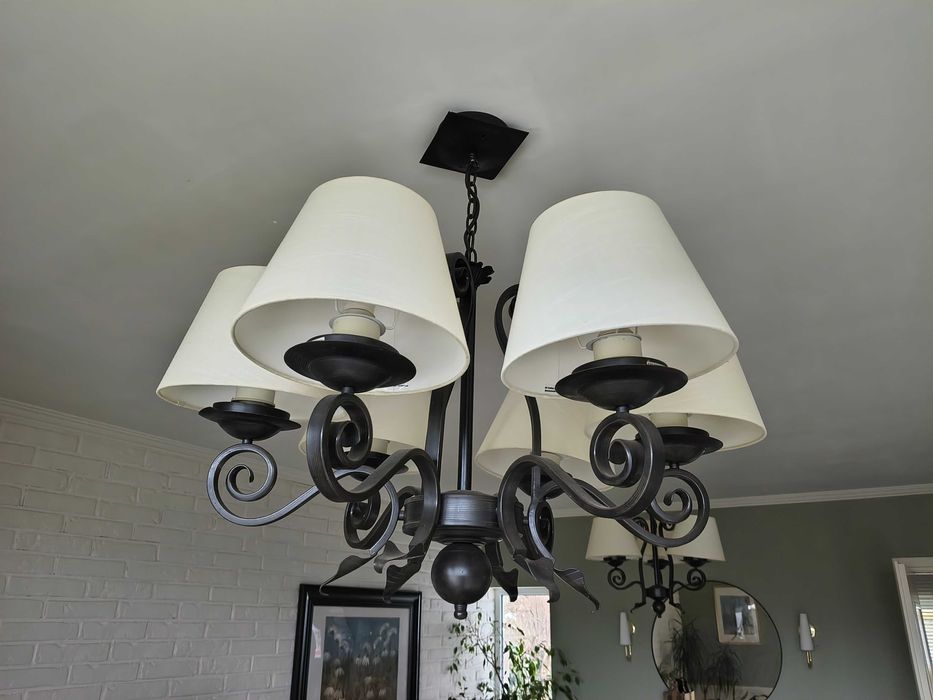 Piękne, stalowe lampy wiszące i kinkiety