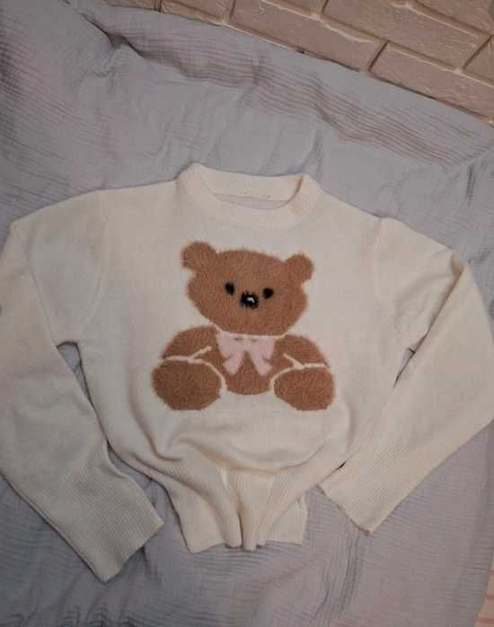 Biały sweter z misiem