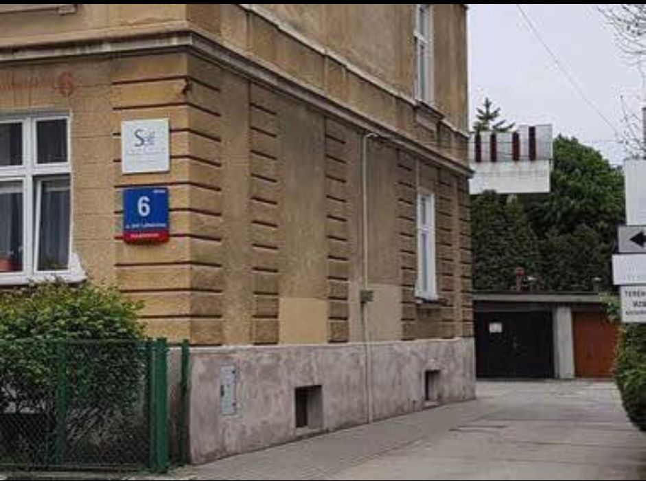 Garaż murowany koło Galerii Graffika