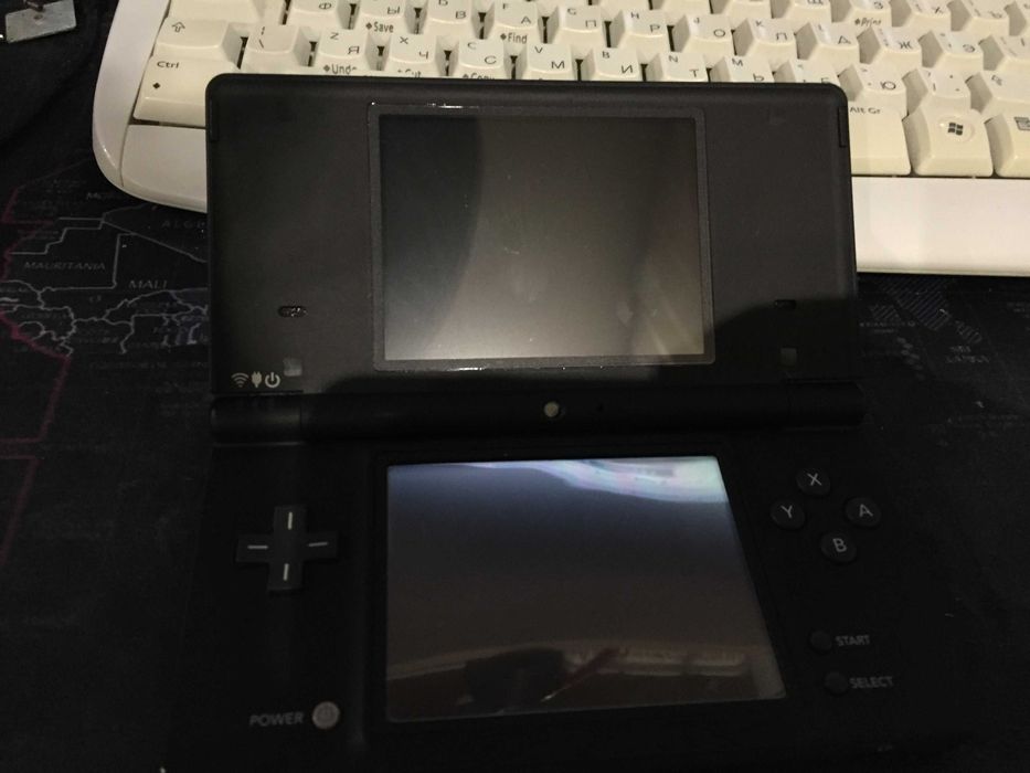 Nintendo DSi с играми, стилус и зарядка