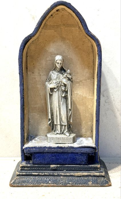 Pequeno antigo altar com figura da Santa Teresinha do Menino Jesus