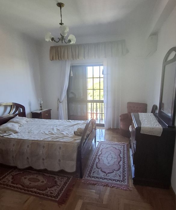 Aluga-se quarto em moradia, Póvoa de Sta Iria à menina/senhora