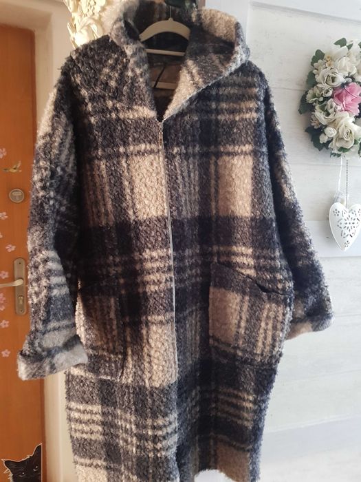 Przejsciowy plaszczyk z kapturem boucle