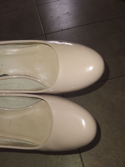 Бежеві жіночі туфлі.