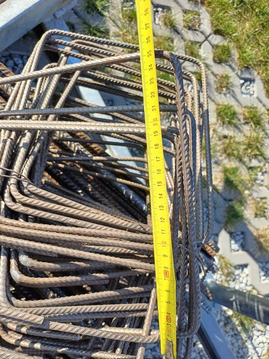 Strzemiona na wieńce i fundament