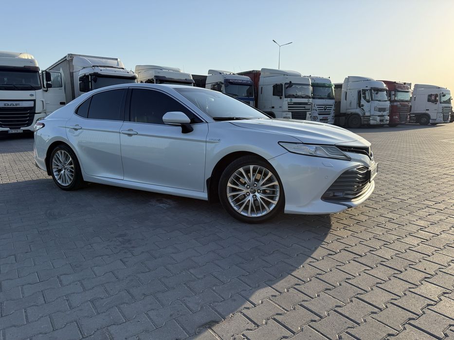 Продам офіційну Toyota Camry Hybrid 2019 року у максимальній комплектації Premium Plus