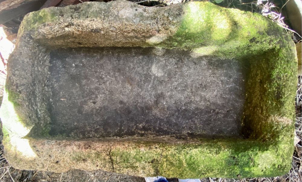 Pia de pedra rectangular