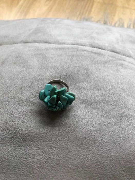 anel com pedras azul turquesa