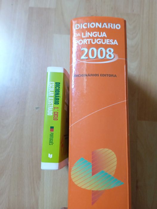 2 dicionários de Língua Portuguesa