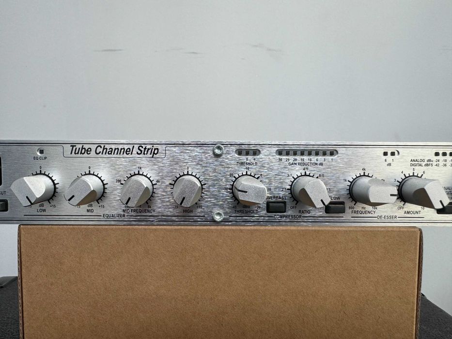 DBX 376 Pré amplificador a válvulas para voz