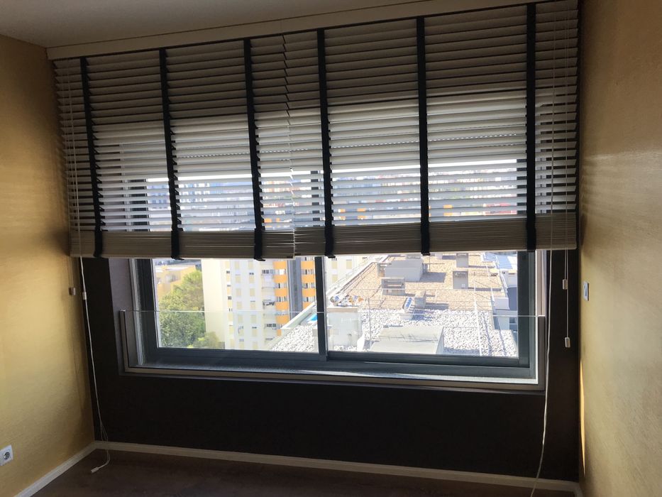 2 Estores Venezianos “Bandalux” em excelente estado.