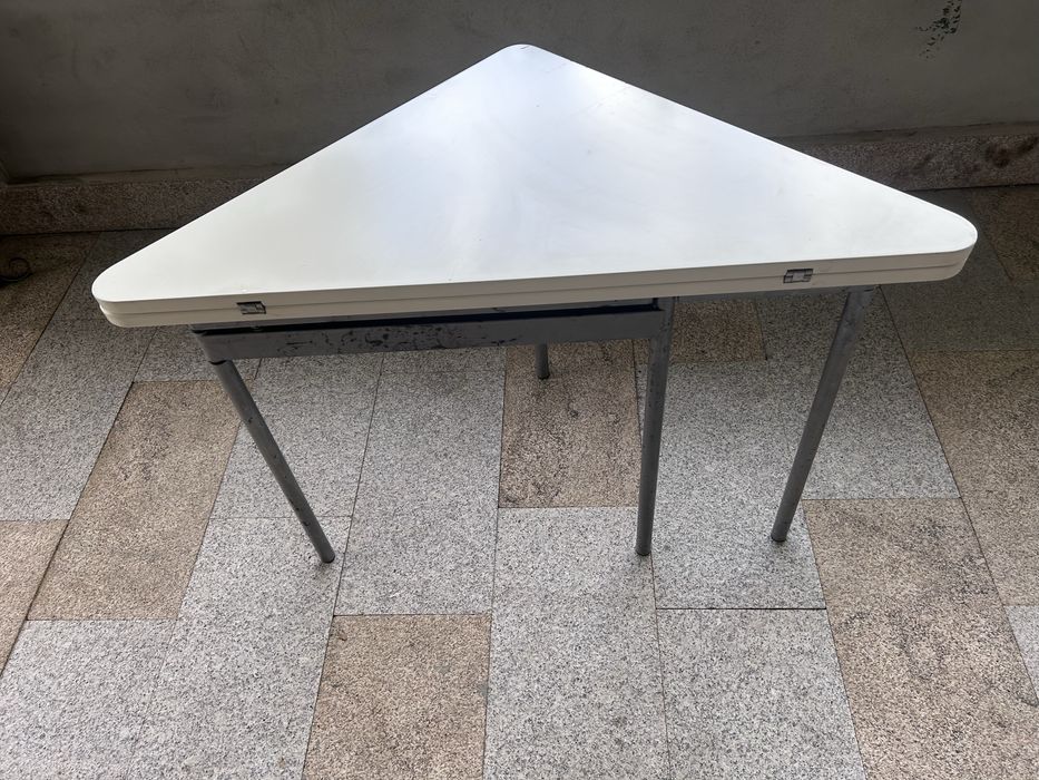 Mesa lacada versatil