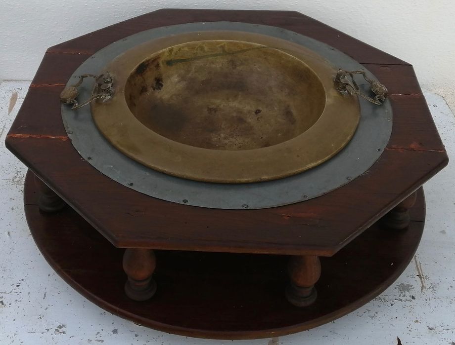 braseira em cobre com suporte de madeira octangular