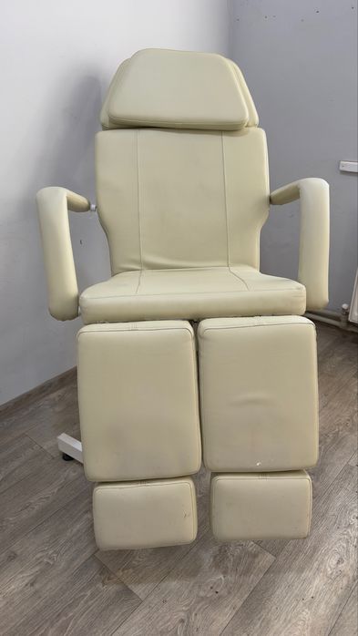 Педикюрне крісло (гідравлічне / регульоване) в хорошому стані