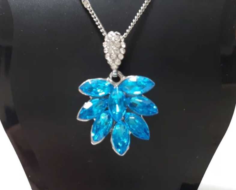 Fio com Pingente de Cristal Azul e Branco Novo