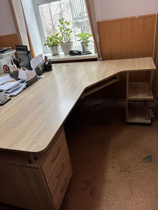 Компʼютерний стіл