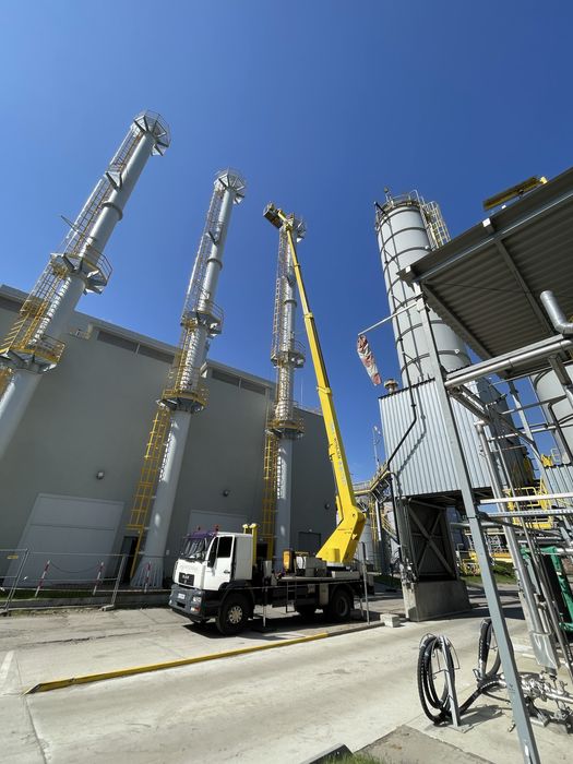 Wynajem podnosnika koszowego. Operator pomaga w koszu!