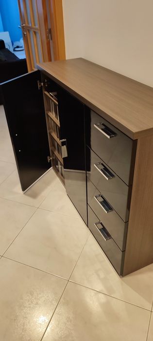 Aparador com 4 gavetas e 2 portas — excelente estado