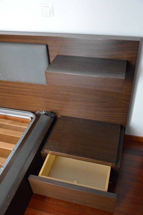 Cama de Casal em Madeira com Cabeceira e Mesinhas Integradas