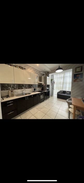 Простора квартира з готовим ремонтом та технікою