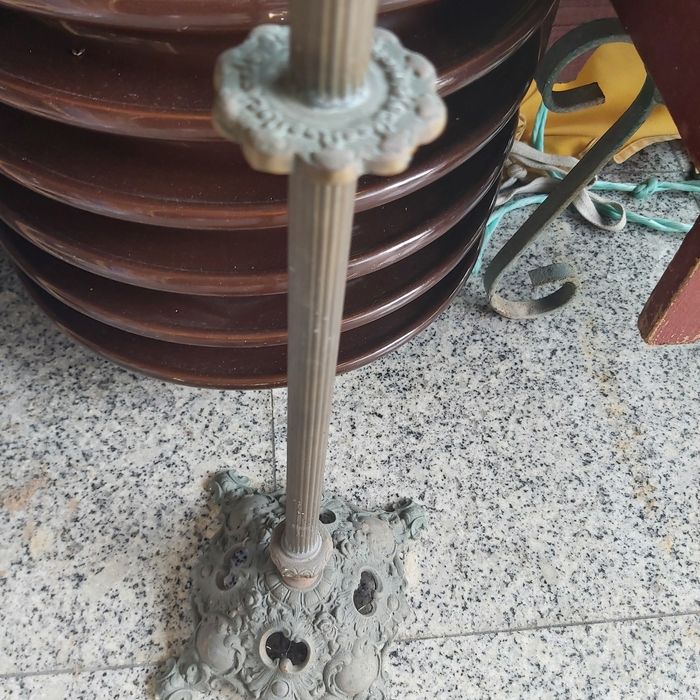 Cinzeiro de pé alto antigo