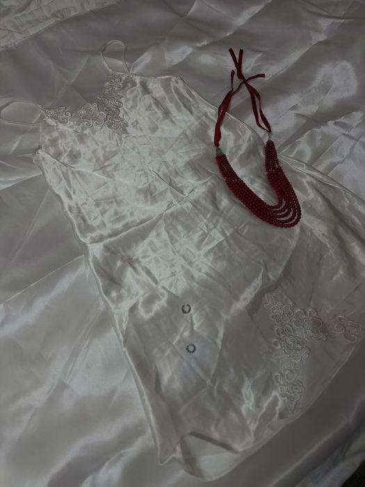 Білий жіночий пенюар