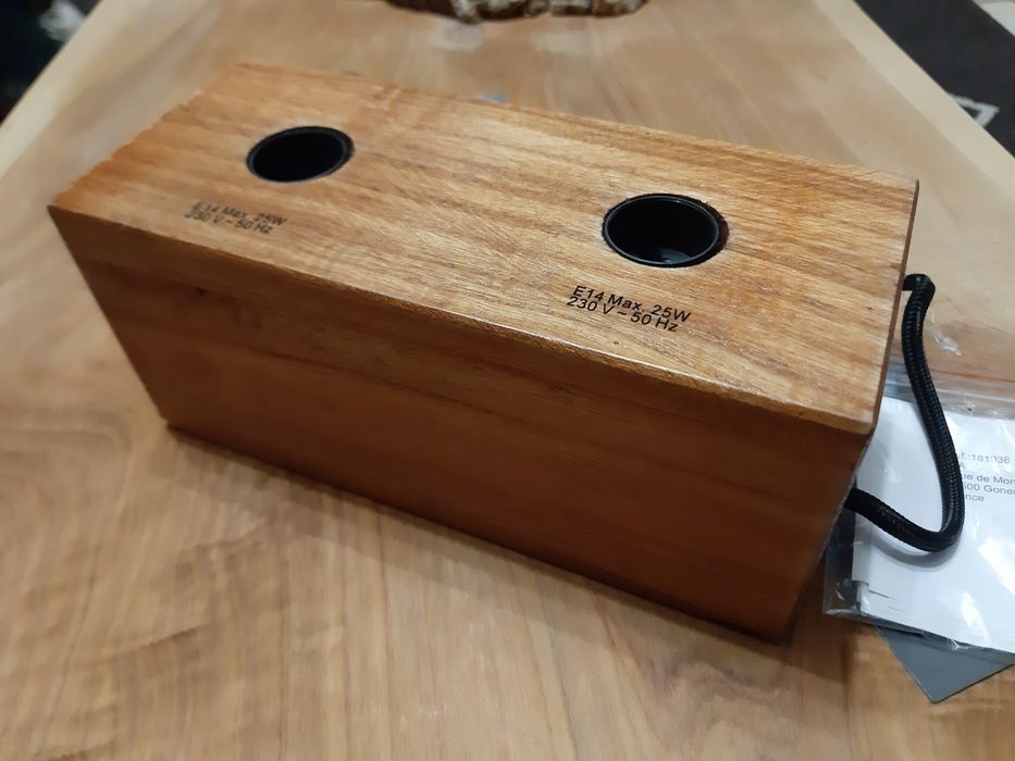 Candeeiro cubo em madeira