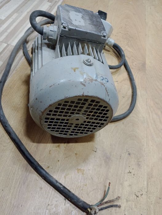 Trujfazowy silnik elektryczny