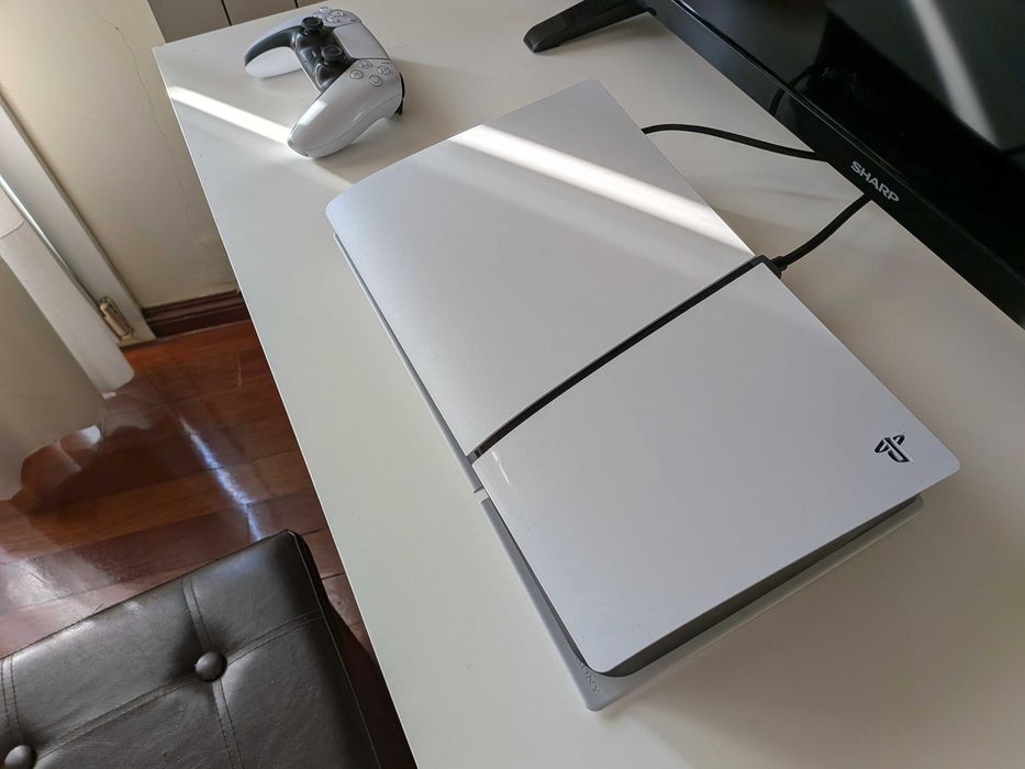 PS5 usada Slim 1 TB + Comando + Cabo HDMI 8K