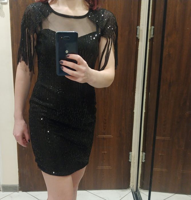 Sukienka z cekinami i frędzlami