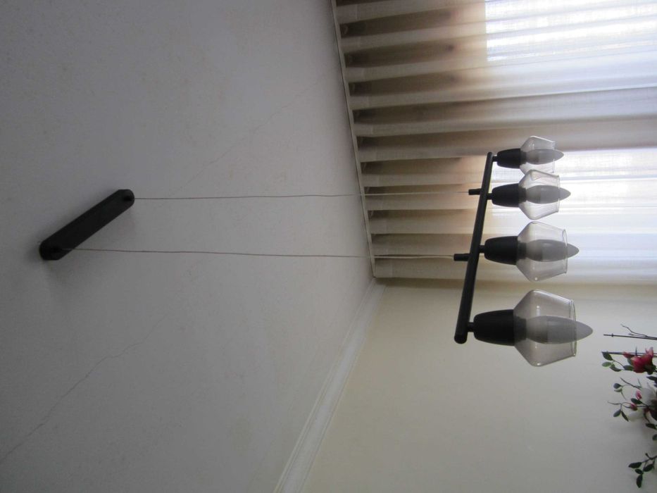 Candeeiro de teto, metal preto e vidro.