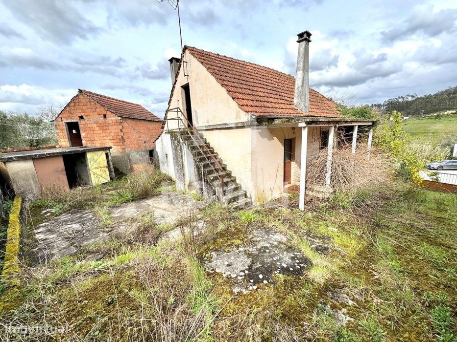 Moradia Isolada T3 e anexos com 485m2 de terreno urbano.