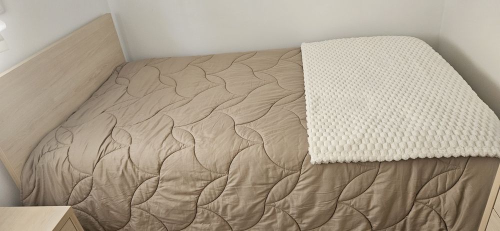 Quarto de solteiro em excelente estado