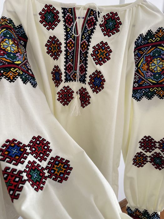 Жіноча вишиванка з яскравою вишивкою