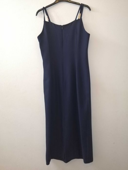 Vestido de cerimónia azul escuro.