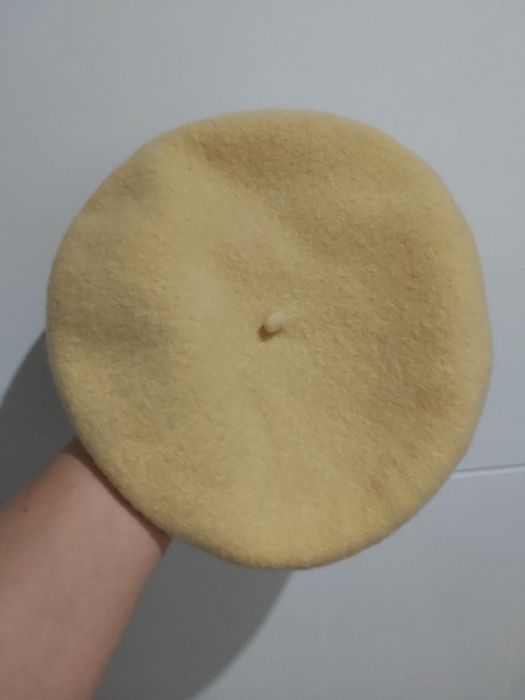 Beret koloru beżowego