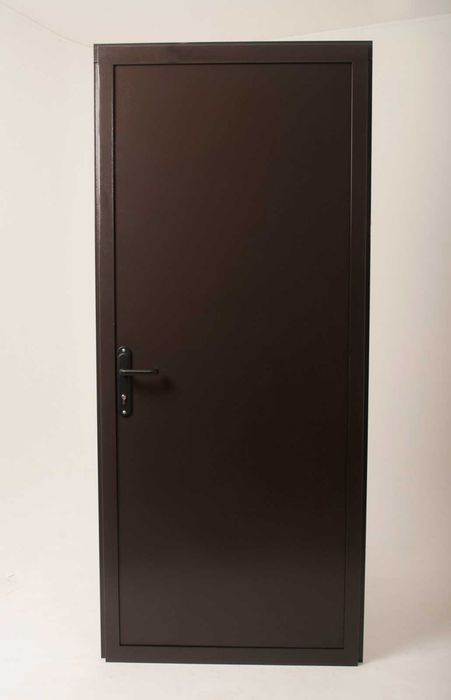 Нові металеві двері.