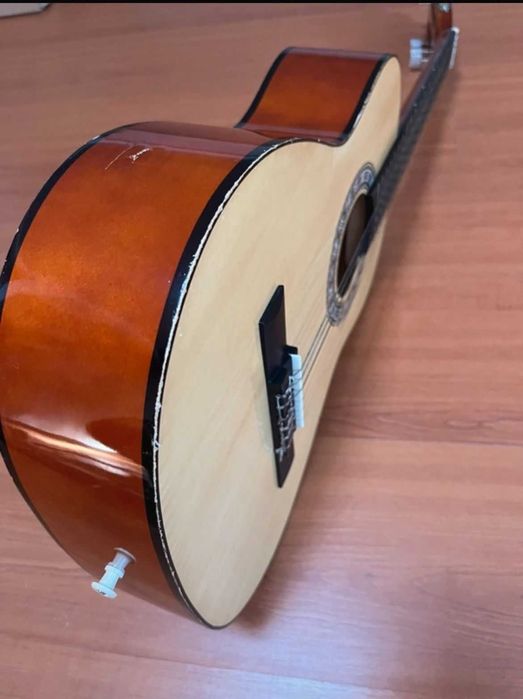 Guitarra da Carmen com capa protetora