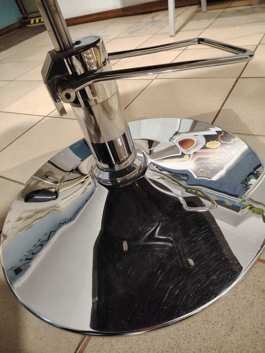 Fotel do salonu fryzjerskiego z podnóżkiem