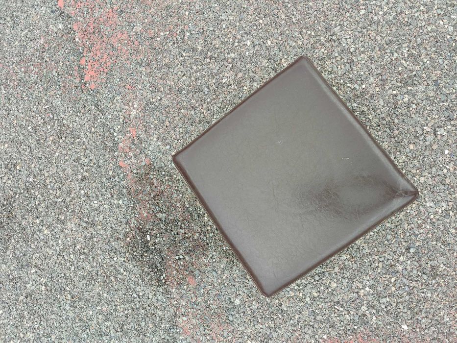 Puffs em pele castanha