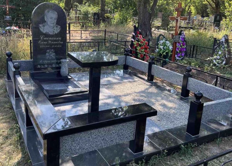 Памʼятники з граніту великий вибір встановлення