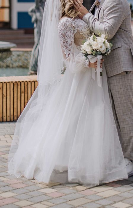 Весільна сукня  (Розмір 42)