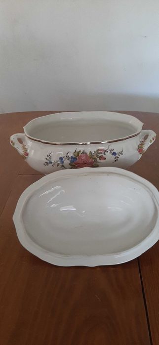 Terrina grande de decoração em louça com tampa.