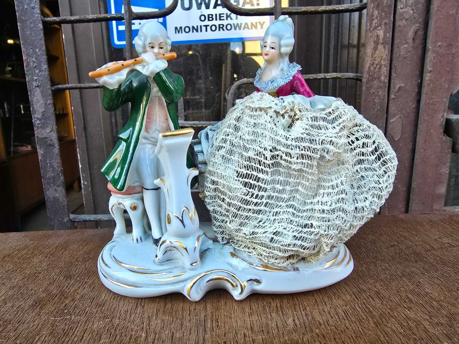 Stara porcelanowa figurka para GDR